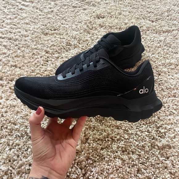 BRAND NEW Alo Runners - Picture 1 of 7